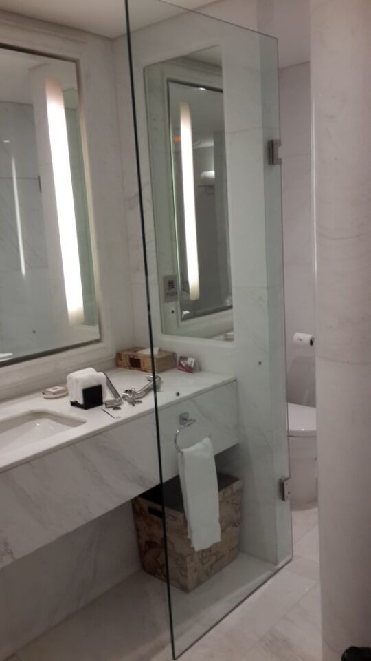 浴室玻璃貼膜.jpg 浴室玻璃貼膜.jpg